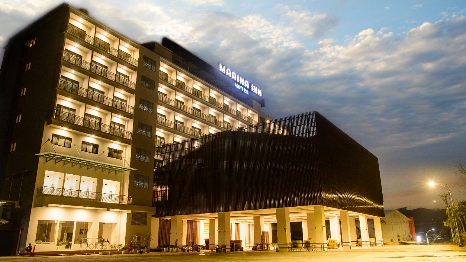 Marina Inn Bima dilihat dari Pantai Lawata